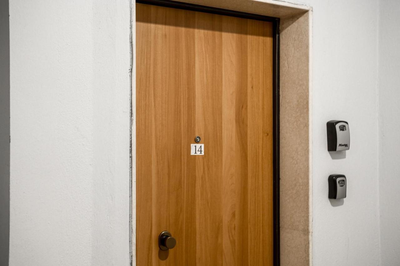City Center Two Private Bedrooms Near Scanderbeg Square On Shared Apartment 티라나 외부 사진